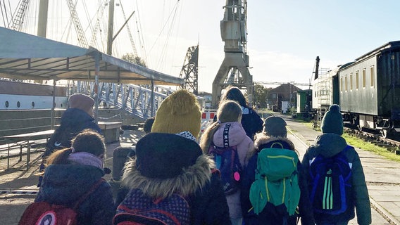 Kinder im Deutschen Hafenmuseum auf einer Hafen-Scout-Tour © NDR Foto: Antonia Reiff