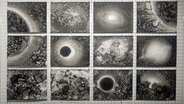 Kunstwerk aus Tusche und Kochsalz von Julia Münstermann zeigt schwarzweiße Bilder von Galaxien © NDR / Franziska Storch Foto: Franziska Storch