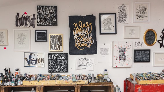 Kalligrafische Arbeiten an der Wand im Atelier von Jeannine Platz © NDR.de Foto: Christina Grob
