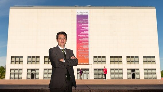 Alexander Klar vor der Hamburger Kunsthalle © dpa Foto: Ulrich Perrey