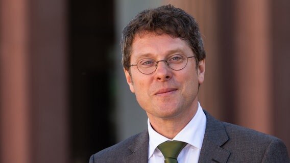 Alexander Klar vor der Hamburger Kunsthalle © dpa Foto: Ulrich Perrey