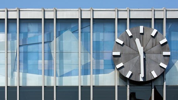 Uhr des Münchner Hauptbahnhofes © Cordia Schlegelmilch Foto: BBR/Cordia Schlegelmilch