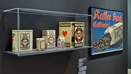 Kaffee-Packungen der Marke "!Kaffee Hag" in einer Vitrine © Henning Rogge, Hamburg 