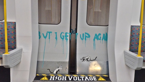 "... But I get Up Again" - Bild einer Replik von Kunst des Graffiti-Künstlers Banksy in der Hamburger Ausstellung "The Mystery of Banksy - A Genius Mind" © NDR Foto: Patricia Batlle