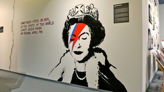 "Queen Ziggy" von 2012 einer Replik von Kunst des Graffiti-Künstlers Banksy in der Hamburger Ausstellung "The Mystery of Banksy - A Genius Mind" © NDR Foto: Patricia Batlle