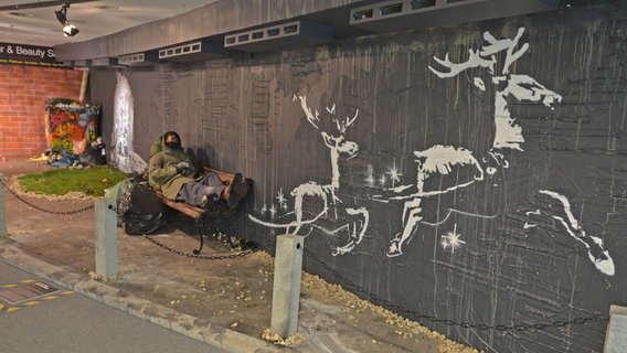 "Ill be Home for Christmas" Bild einer Replik von Kunst des Graffiti-Künstlers Banksy in der Hamburger Ausstellung "The Mystery of Banksy - A Genius Mind" © NDR Foto: Patricia Batlle