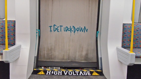 "I get Lockdown" Bild einer Replik von Kunst des Graffiti-Künstlers Banksy in der Hamburger Ausstellung "The Mystery of Banksy - A Genius Mind" © NDR Foto: Patricia Batlle