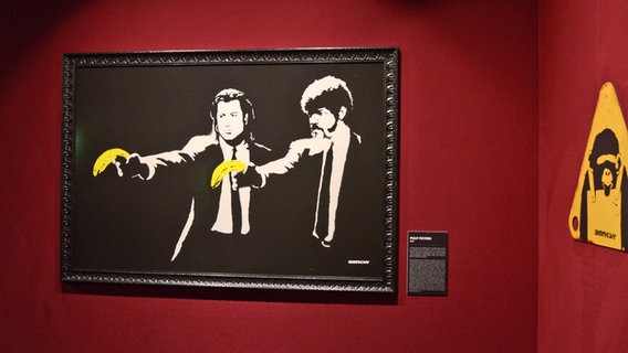 "Pulp Fiction" - Bild einer Replik von Kunst des Graffiti-Künstlers Banksy in der Hamburger Ausstellung "The Mystery of Banksy - A Genius Mind" © NDR Foto: Patricia Batlle