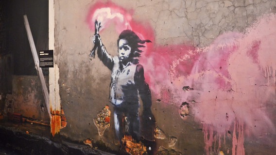 "Venice migrant child" - Bild einer Replik von Kunst des Graffiti-Künstlers Banksy in der Hamburger Ausstellung "The Mystery of Banksy - A Genius Mind" © NDR Foto: Patricia Batlle