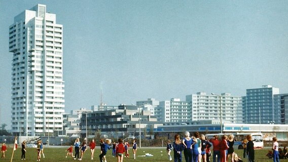 Sportveranstaltung auf der Wiese vor dem Einkaufszentrum in Kiel Mettenhof. Sportveranstaltung auf der Wiese vor dem Einkaufszentrum in Kiel Mettenhof. © Stiftung Historische Museen Hamburg (SHMH) /Hamburger Architekturarchiv