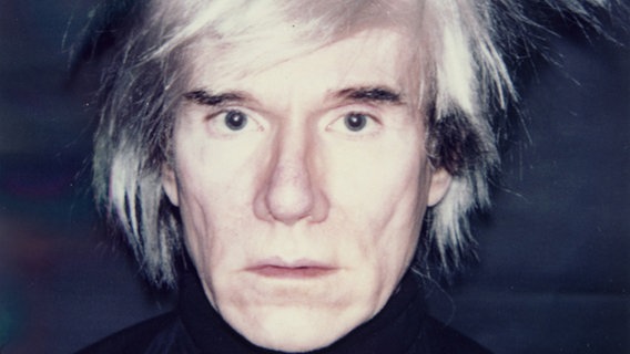 Andy Warhol , "Self-Portrait (in Fright Wig)", 1986. Polaroid, 10,8 x 8,5 cm © 2010 The Andy Warhol Foundation for the Visual Arts / Artists Rights Society (ARS), New York, Hamburger Kunsthalle / bpk Foto: Christoph Irrgang