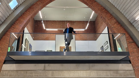Der Architekt Axel Winckler auf der Empore der Parabel in Hamburg-Ohlsdorf. Der Architekt Axel Winckler auf der Empore der Parabel in Hamburg-Ohlsdorf. © Screenshot