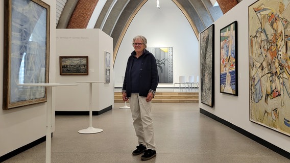 Maike Bruhns steht in der Parabel, der als Kunstraum umgestalteten ehemaligen Nikodemuskirche in Hamburg. © Screenshot 