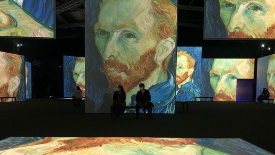 2 Personen in der "Van Gogh Experience" in Mexiko © picture alliance / abaca | Casas Leonardo/Eyepix/ABACA Foto: picture alliance / abaca | Casas Leonardo/Eyepix/ABACA