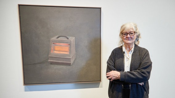 Die Künstlerin Vija Celmins steht in der Hamburger Kunsthalle neben ihrem Ölgemälde "Heater" Die Künstlerin Vija Celmins steht in der Hamburger Kunsthalle neben ihrem Ölgemälde "Heater" © Georg Wendt/dpa Foto: Georg Wendt