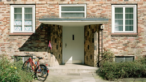 Fassade eines Wohnhauses des Architekten Gustav Oelsner in der Helmholtzstraße in Ottensen. © Historische Museen Hamburg Foto: Johanna Klier und Markus Dorfmüller