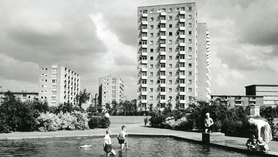Blick auf moderne Wohnhäuser und ein Wasserbecken in Neu-Altona (Holstenstraße) in den 1960er-Jahren. © Neue Heimat, Hamburgisches Architekturarchiv 