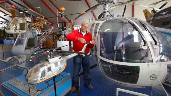 Dieter Bals repariert einen Hubschrauber im Hubschraubermuseum © picture-alliance/ dpa | Peter Steffen 