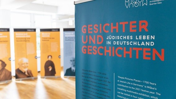 Poster hängen in der Wanderausstellung "Jüdisches Leben in Deutschland" in Solingen. © Tim Fischer Foto: Tim Fischer