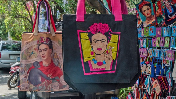 Mehrere bunte Taschen mit Abbildungen der mexikanischen Künstlerin Frida Kahlo © Jair Cabrera Torres/dpa +++ dpa-Bildfunk +++ Foto: Jair Cabrera Torres