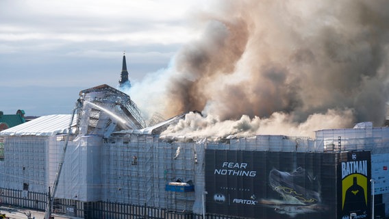 Le feu et la fumée s'élèvent de la vieille bourse de Copenhague © Emil Helms/Ritzau Scanpix Photo/dpa Photo : Emil Helms/Ritzau Scanpix