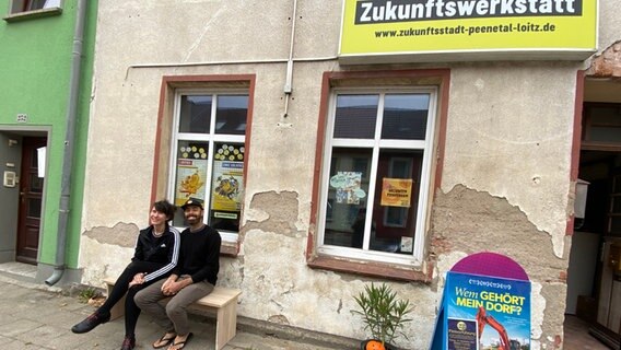 Künstlerpaar Annika Hirsekorn und Rolando Gonzalez sitzen auf einer Bank © NDR Foto: Mirja Freye