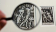 Der Kupferstich Joseph und die Frau des Potiphar (nach 1544) von Sebald Beham oder seinem Kopisten ist so klein, dass man eine Lupe zum Betrachten nutzt. © picture alliance/dpa | Karsten Klama Foto: Karsten Klama