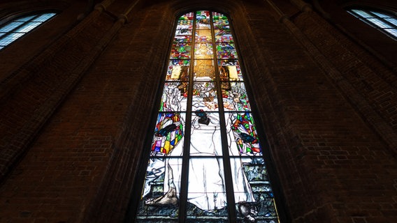 Durch das neue Reformationsfenster des Künstlers Markus Lüpertz in der Marktkirche scheint Tageslicht in die Kirche. © picture alliance/dpa | Moritz Frankenberg 