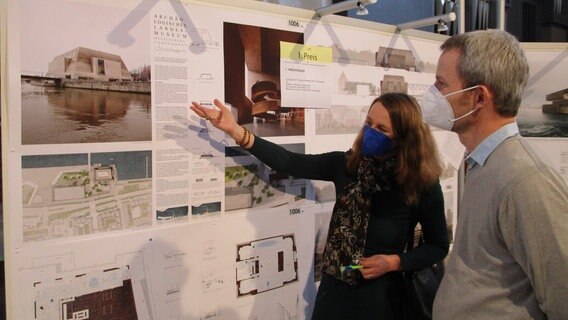 Der Gewinner des Archäologisches Museum in Rostock wird begutachtet © NDR Foto: Axel Seitz
