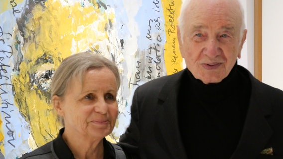 Armin Mueller-Stahl mit Ehefrau Gabi vor einem Gemälde © NDR Foto: Lenore Lötsch