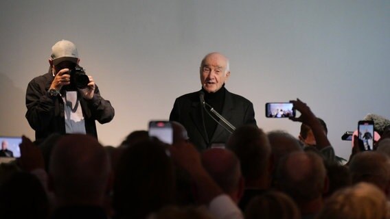 Armin Mueller-Stahl vor Publikum die ihn mit Smartphones filmen © NDR Foto: Lenore Lötsch