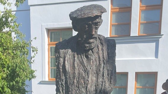 Eine Statue eines alten Mannes. Eine Statue eines alten Mannes. © Golo Schmiedt Foto: Golo Schmiedt