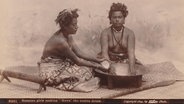 Zwei Samoanerinne sitzen auf einem Teppich © Regionalmuseum Neubrandenburg 