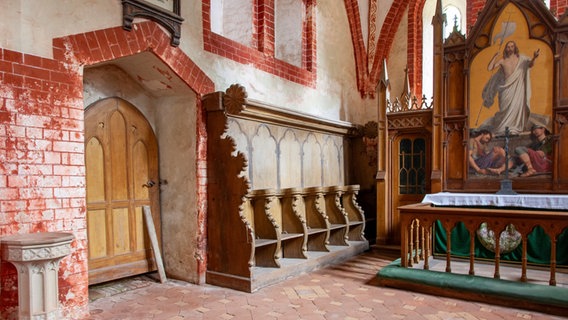 Ein historischer Kircheninnenraum mit Altar und Chorgestühl. © Thilo Schöfbeck Foto: Thilo Schöfbeck