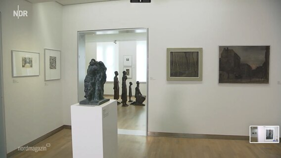 Bilder hängen in der Ausstellung "Kunst in der DDR" in der Kunstsammlung Neubrandenburg © NDR 