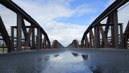 Ein neu gebauter Fußweg auf einer historischen Eisenbahnbrücke. © NDR Foto: Axel Seitz