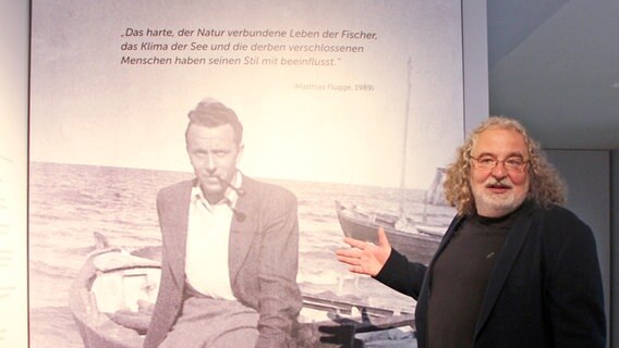 Kurator Mario Scarabis neben dem Foto Ernst Schroeders im Pommerschen Landesmuseum © Pommersches Landesmuseum 