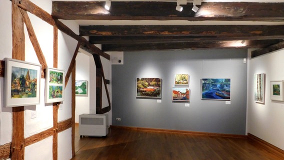 Eine Galerie im Fachwerkstil. An den Wänden hängen mehrere Bilder © Monika Hildebrandt Foto: Monika Hildebrandt