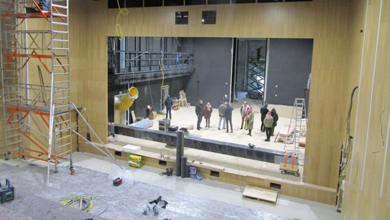 Ein Theaterraum entsteht, noch stehen viele Baugerüste im Raum. © Axel Seitz / NDR Foto: Axel Seitz / NDR
