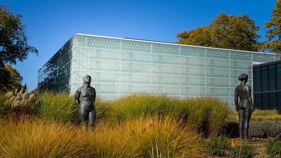 Ein Gebäude mit zwei Statuen davor, die im Gras stehen. © Kunsthalle Rostock Foto: Kunsthalle Rostock