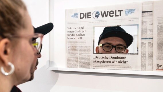 Roland Schefferski: Die Welt 2021 ("Deutsche Dominanz akzeptieren wir nicht") - im Rahmen der Ausstellung "Seeing Is (Not) Believing" © Kunsthalle Rostock Foto: Michal Wojtarowicz