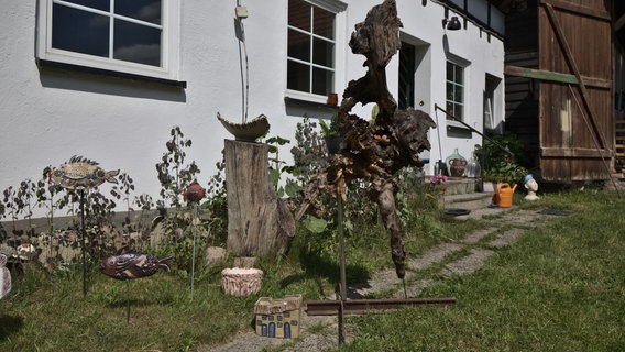 In Nielitz fertigt Raimar Schild Möbel und Skulpturen aus Massivholz
kombiniert mit Strandgut, Mooreiche und Metall. © Birgit Vitense Foto: Birgit Vitense