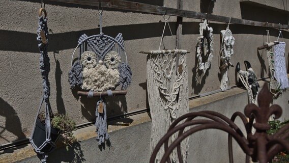 Wandbehänge, Blumenampeln und individuelle Ideen für Haus und Garten
hat die Hobby-Künstlerin zwischen den alten Bäumen auf ihrer Terrasse
ausgestellt © Birgit Vitense Foto: Birgit Vitense