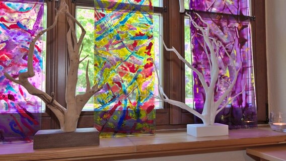 Im Atelier von Sabine Eckardt aus Wusterhusen ist das Thema "Transparenz". Ausgesellt sind neben der Glasmalerei noch Fotografie, Skulpturen und Schmuck. © Birgit Vitense Foto: Birgit Vitense