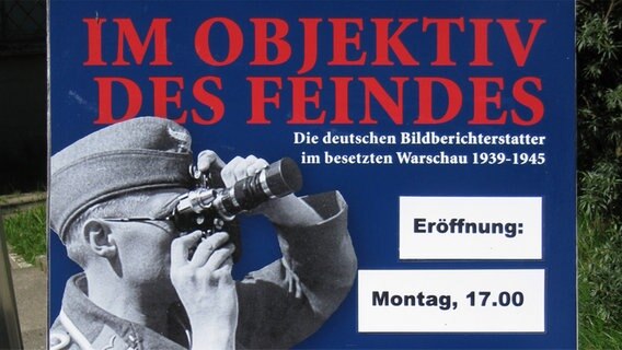 Plakat der Ausstellung "Im Objektiv des Feindes" © NDR Foto: Johann Lühe