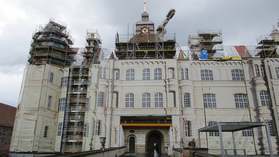 Ein Schloss mit einem Baugerüst darum. © Axel Seitz Foto: Axel Seitz