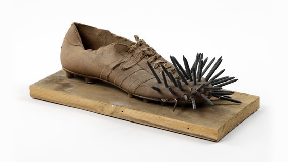 Nägel stecken in einem Schuh. © VG Bild-Kunst, Bonn 2013 