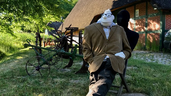 Botschafter des Niederdeutschen Theater Werner Momsen vor der historischen Winkelscheune Botschafter des Niederdeutschen Theater Werner Momsen vor der historischen Winkelscheune © NDR Foto: Lornz Lorenzen