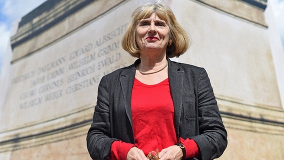 Die Bildhauerin Christiane Möbus steht auf dem Bahnhofsvorplatz Göttingen vor ihrem maßstabgetreuen Modell des Denkmals für die Göttinger Sieben. Die Bildhauerin Christiane Möbus steht auf dem Bahnhofsvorplatz Göttingen vor ihrem maßstabgetreuen Modell des Denkmals für die Göttinger Sieben. © picture alliance / dpa +++ dpa-Bildfunk