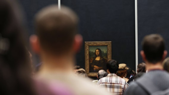 Menschen blicken auf das Bild der Mona Lisa © IMAGO / Xinhua 